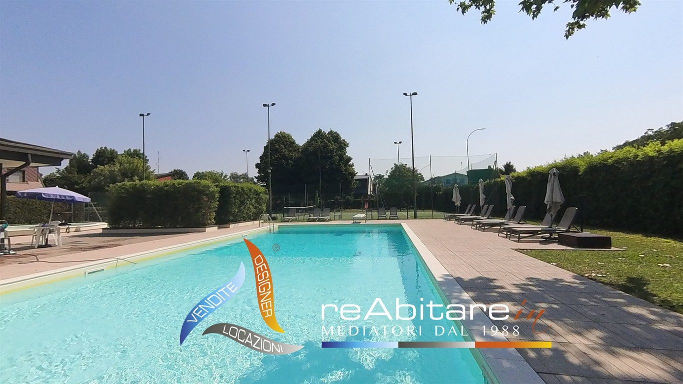 Esclusiva villa finemente ristrutturata e parzialmente arredata in residence con portineria, piscina, tennis ed aree giochi